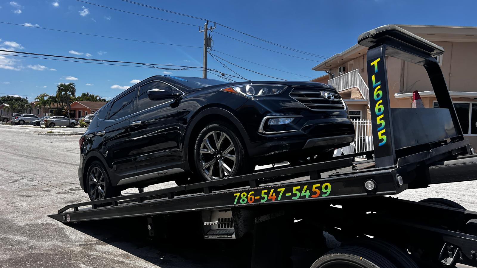 Vista frontal de un Hyundai Santa Fe sobre una grúa