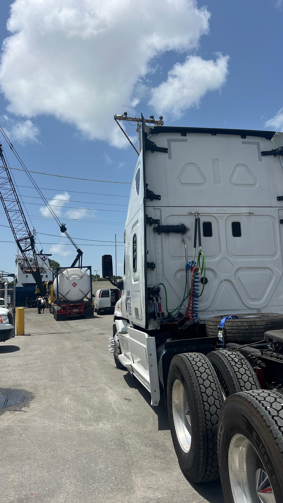 Camión Freightliner preparado junto al área portuaria
