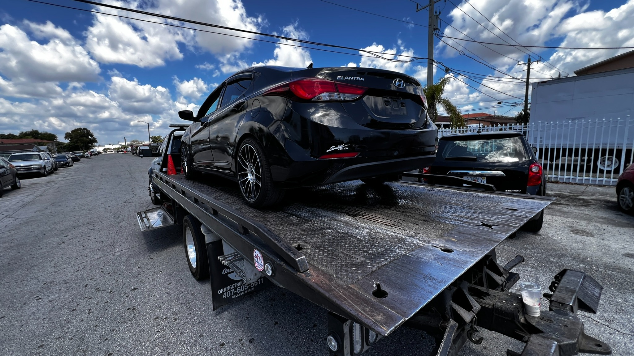 Hyundai Elantra asegurado sobre una grúa