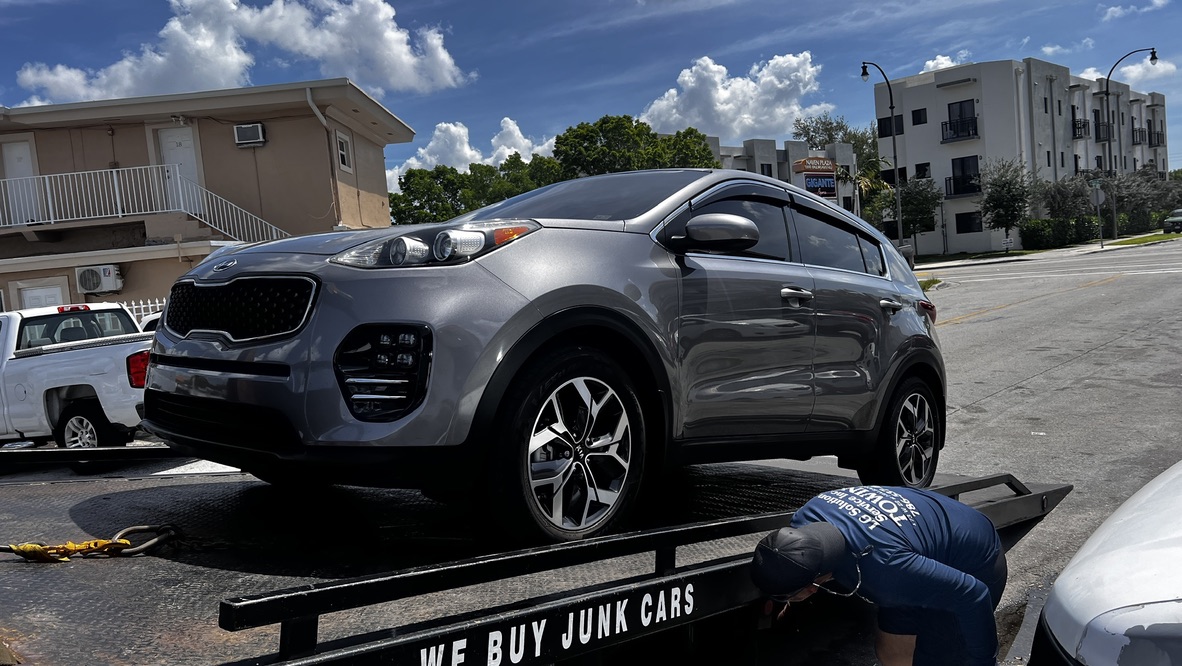 Kia Sportage colocado sobre una grúa para su recogida