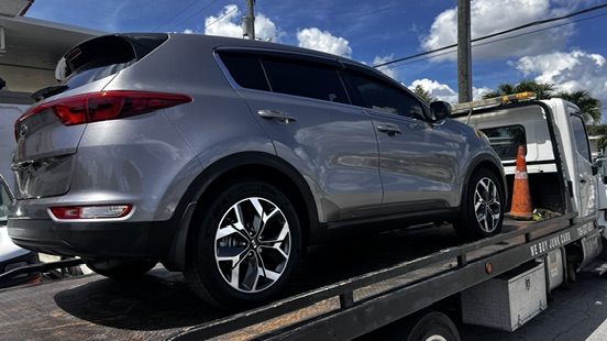 Vista trasera de un Kia Sportage preparado para transporte