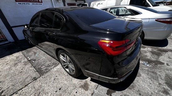 Vista posterior lateral de un BMW 740i