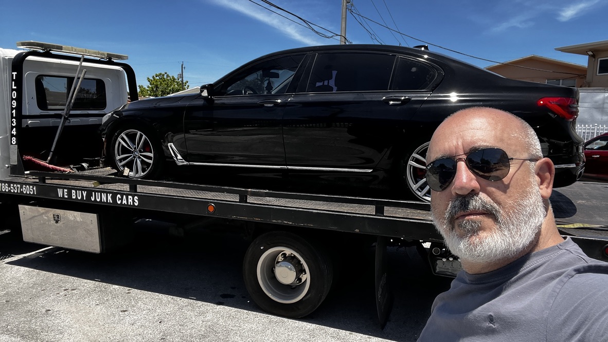 BMW 740i asegurado en una grúa para transporte
