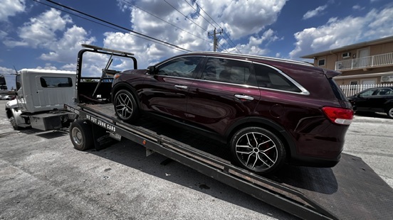 Kia Sorento asegurado sobre una grúa para transporte