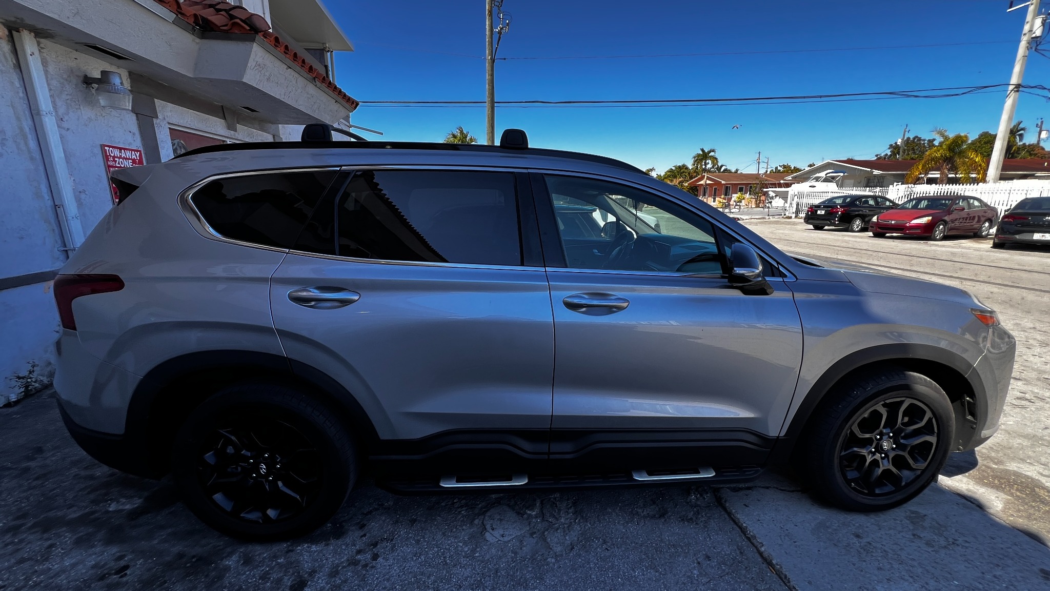 Vista lateral de un Hyundai Santa Fe plateado