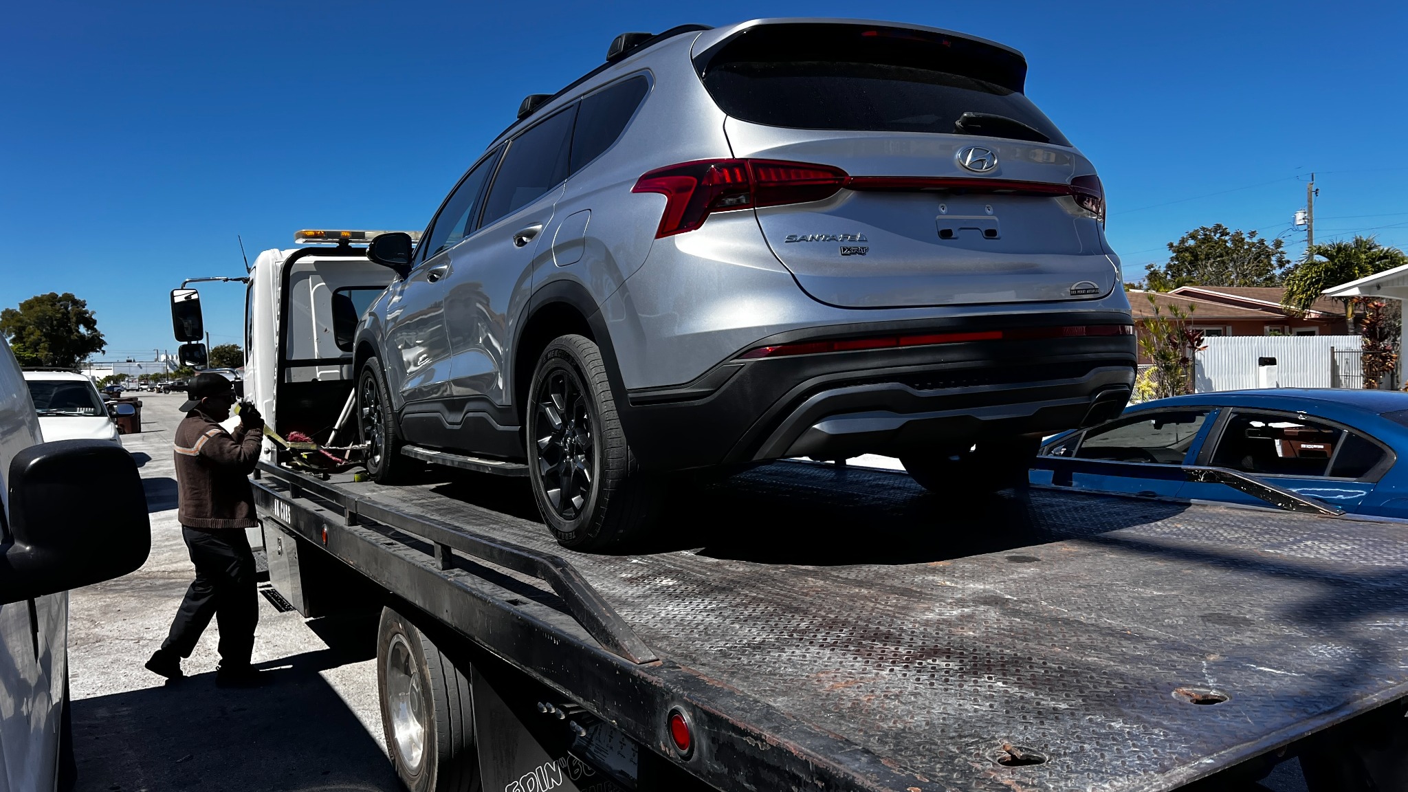 Hyundai Santa Fe plateado asegurado sobre una grúa