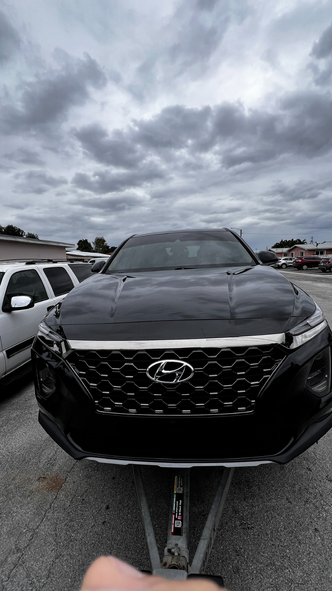 Vista frontal de un Hyundai Santa Fe negro inspeccionado
