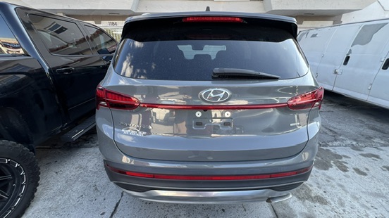 Vista trasera de un Hyundai Santa Fe gris inspeccionado